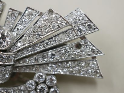 null 
Double Art Deco brooch in 18k white gold with radiating geometrical motifs...