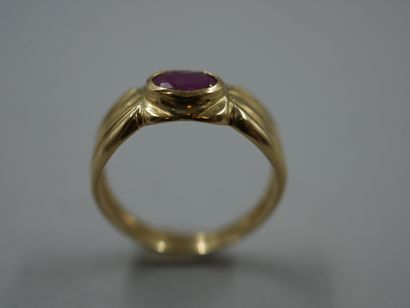 null Bague nœud en or jaune 18k surmontée d'un rubis en serti clos - PB : 2,90gr...