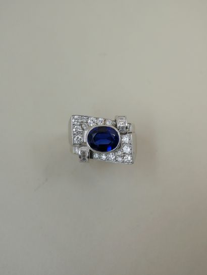 null 18k white gold tank ring with an oval sapphire of about 1,50cts in a geometrical...