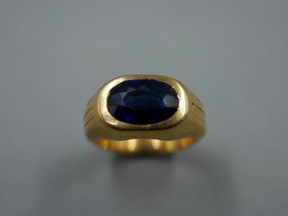null Ring in 18k yellow gold topped by an oval faceted sapphire - PB : 6,10gr - TDD...