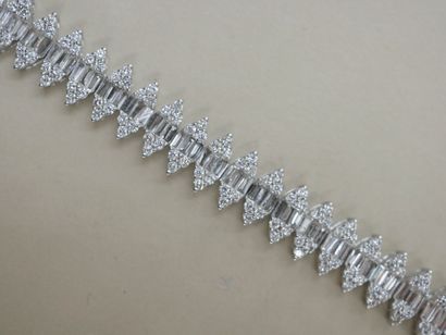 null Bracelet articulé en or blanc 18k serti de diamants taille brillant et baguettes...