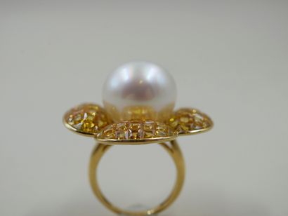null Important 18k yellow gold flower ring topped by a white cultured pearl of 16mm...