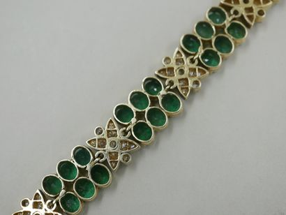 null 18k yellow gold bracelet set with 50 oval emeralds for a total weight of 9cts...