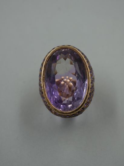 null Important ring in 18k yellow gold surmounted by an oval faceted amethyst in...