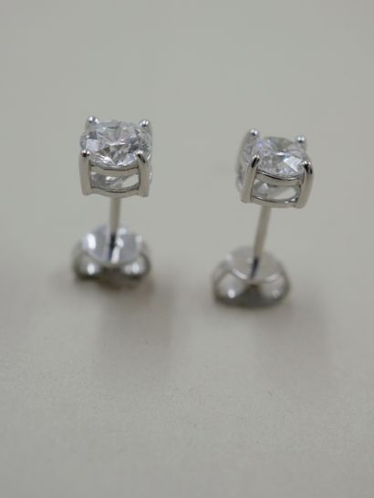 null Pair of 18k white gold earrings set with brilliant-cut diamonds weighing approximately...