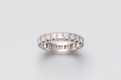 null Wedding ring in 18k white gold set with diamonds - PB : 4,5gr - TDD : 52
