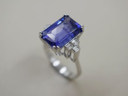 null 18k white gold ring set with a rectangular emerald-cut tanzanite weighing 5,11cts,...