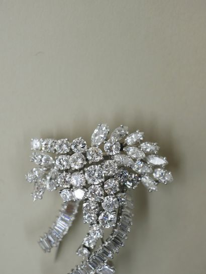 null Superbe broche gerbe en or gris 18k entièrement sertie de diamants taille brillant,...