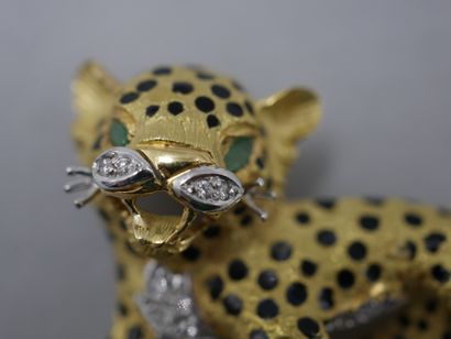 null Broche "Léopard" en or jaune 18k émaillé noir et sertie de diamants et d'émeraudes...