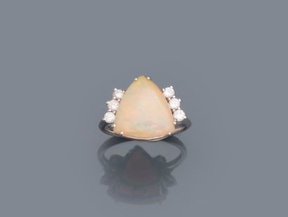 null 18k white gold ring with a triangular opal and six diamonds - PB : 5,30gr