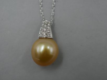 null Pendant topped with a South Sea Gold cultured pearl, diameter 11,5mm - White...