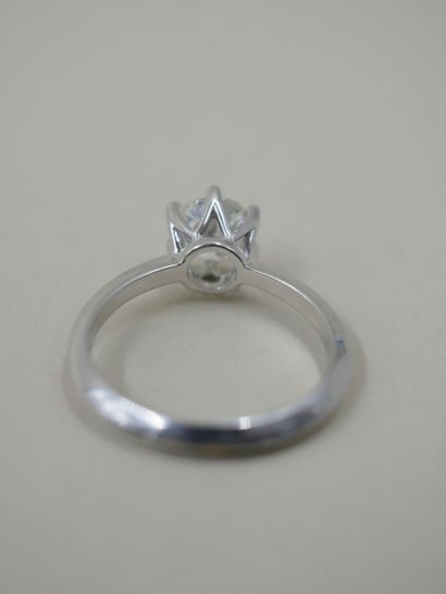 null Solitaire ring in 18k white gold set with a round diamond weighing approximately...
