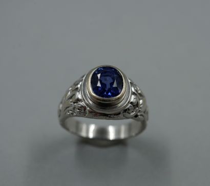 null Ring in 18k white gold surmounted by a 2cts sapphire surrounded by scrolls and...