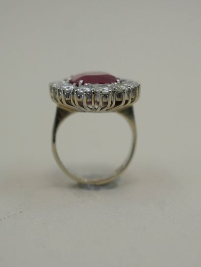 null 18k white gold pompadour ring set with a 5cts oval ruby in a brilliant cut diamond...