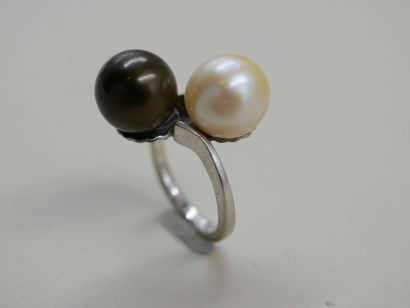 null Vous Moi ring in 18k white gold with a white pearl and a Tahitian pearl - PB...