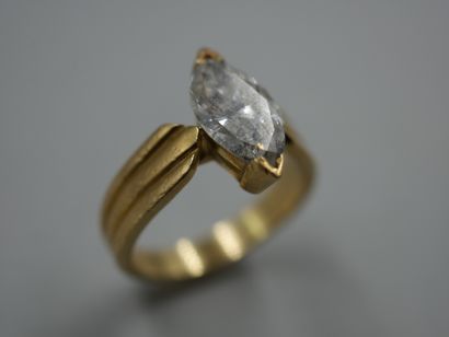  Bague en or jaune 18k à motif de godrons surmontée d'un diamant taille navette de...