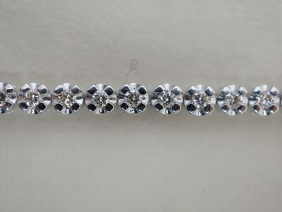 null Bracelet ligne en or gris 18k serti de diamants pour un poids total d'environ...