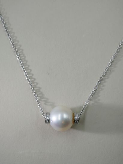 null 
14k white gold chain holding a cultured pearl framed by two cylindrical links...