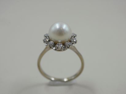 null 18k white gold ring with a white cultured pearl in a diamond setting - PB :...