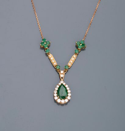 Necklace in 18k yellow gold with a pendant...