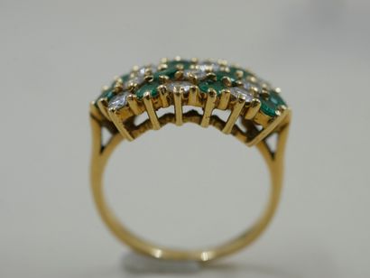 null Band ring in 18k yellow gold with alternating emeralds and brilliant-cut diamonds...