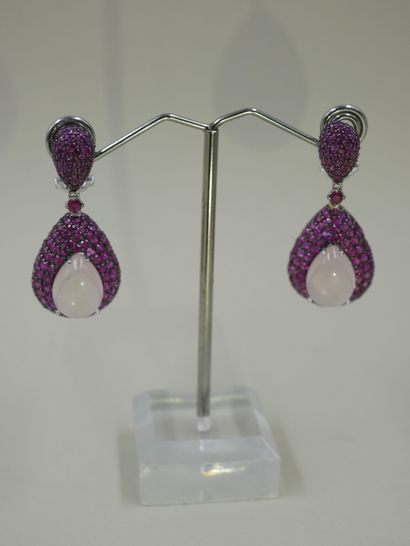 null Pair of earrings in 18k white gold paved with rubies and holding a pear-shaped...