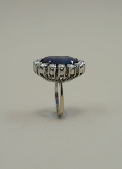 null 18k white gold pompadour ring with a 7cts sapphire in a circle of round diamonds...