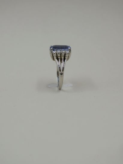 null 
A platinum ring set with a brilliant-cut oval sapphire weighing 6cts and 8...