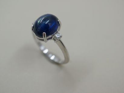 null 18k white gold ring with a 6cts cabochon sapphire and two diamonds - PB : 4,70gr...