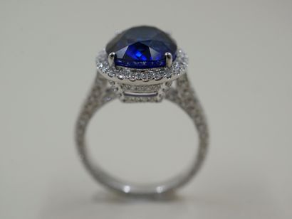 null 18k white gold ring surmounted by a sapphire probably from Ceylon of 7,50cts...