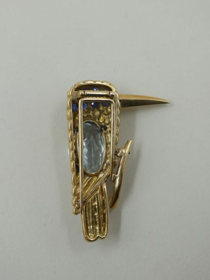 null 
18k yellow gold pick-me-up brooch with a beautiful oval aquamarine of about...