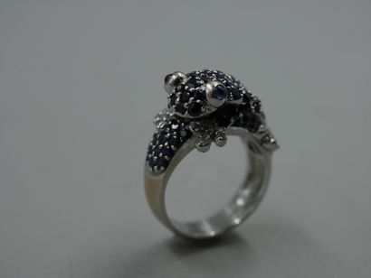 null Bague grenouille en or blanc 18k pavée de saphirs et diamants - PB : 10,50gr...