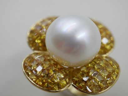 null Important 18k yellow gold flower ring topped by a white cultured pearl of 16mm...