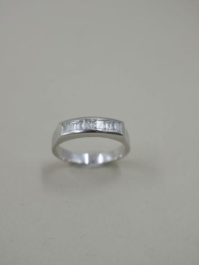 Ring in 18k white gold set with 7 baguette...