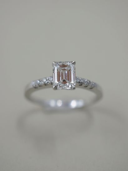 null Solitaire ring in 18k white gold set with an emerald cut diamond of 1,01cts...