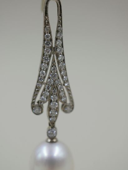 null Paire de pendants d'oreilles Tulipe en or blanc 18k à motif ajouré pavé de diamants...