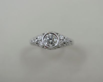null 
Art Deco style ring in 18k white gold set with a central diamond of 0.90cts...