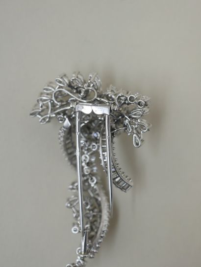 null Superb 18k white gold sheaf brooch entirely set with brilliant cut diamonds,...