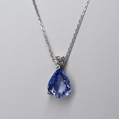Pear pendant with a 2cts sapphire and a diamond...
