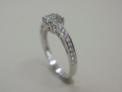 null 18k white gold ring with an emerald cut diamond of 1,20cts and a line of diamonds...