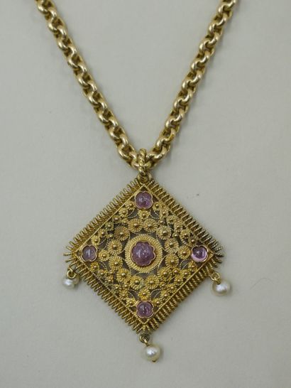 null Diamond pendant in 18k yellow gold with five amethyst cabochons - Chain in 18k...