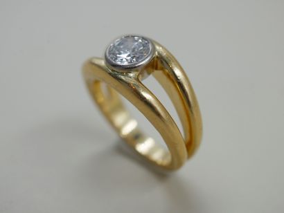 null Solitaire ring in 18k yellow gold surmounted by a 1ct diamond set between two...