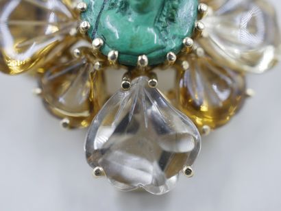 null Pendentif broche en or jaune 18k centré d'un camée sur malachite représentant...