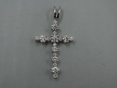  Pendentif Croix en or gris orné de diamants - PB : 2,20gr