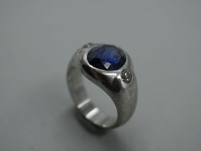 null 18k white gold ring with a 2cts sapphire in a closed setting and diamonds -...