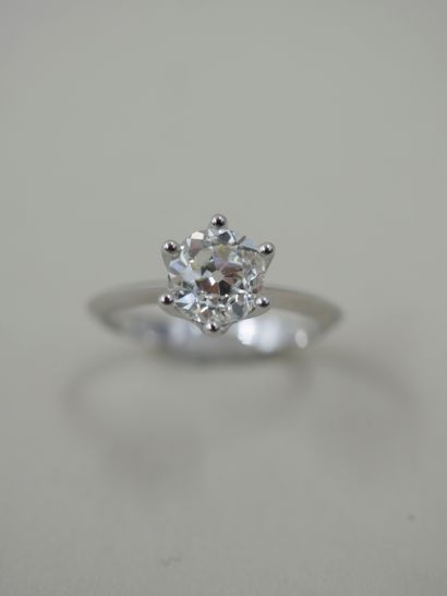 Solitaire ring in 18k white gold set with...