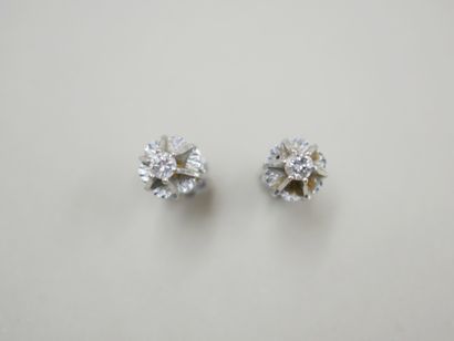  Paire de puces d'oreilles en or blanc 18k ornées d'un diamant rond - PB : 3,56g...