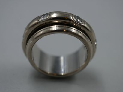 null PIAGET - Bague en or gris 18k modèle "Possession" - Anneau mobile serti de sept...