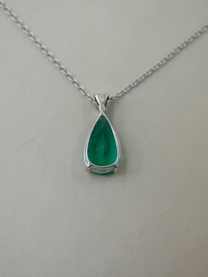 null 18k white gold pendant set with a 3cts pear cut emerald topped by a round diamond...