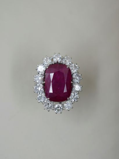 null 18k white gold pompadour ring set with a 5cts oval ruby in a brilliant cut diamond...